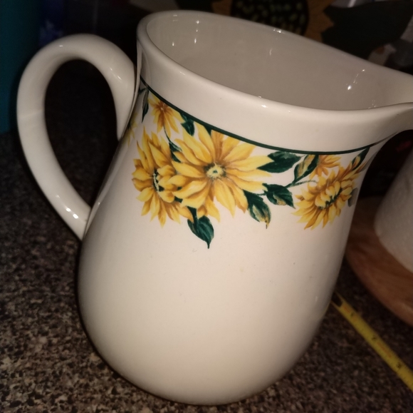 Sunflower 🌻 pitcher! - Picture 3 of 9